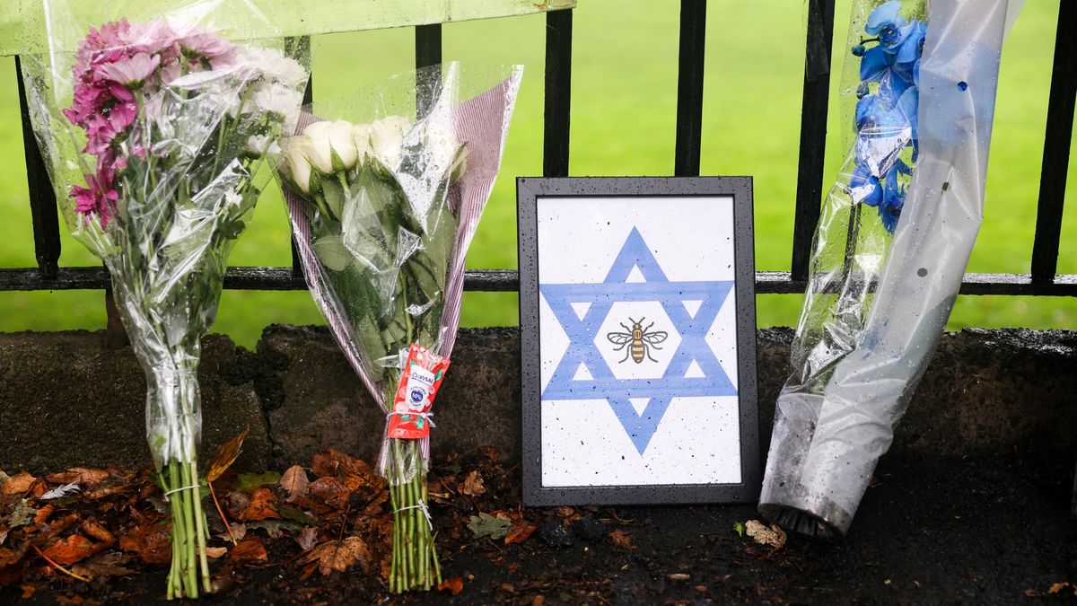 Jednu z obětí útoku před synagogou v Manchesteru zasáhla střelba policie