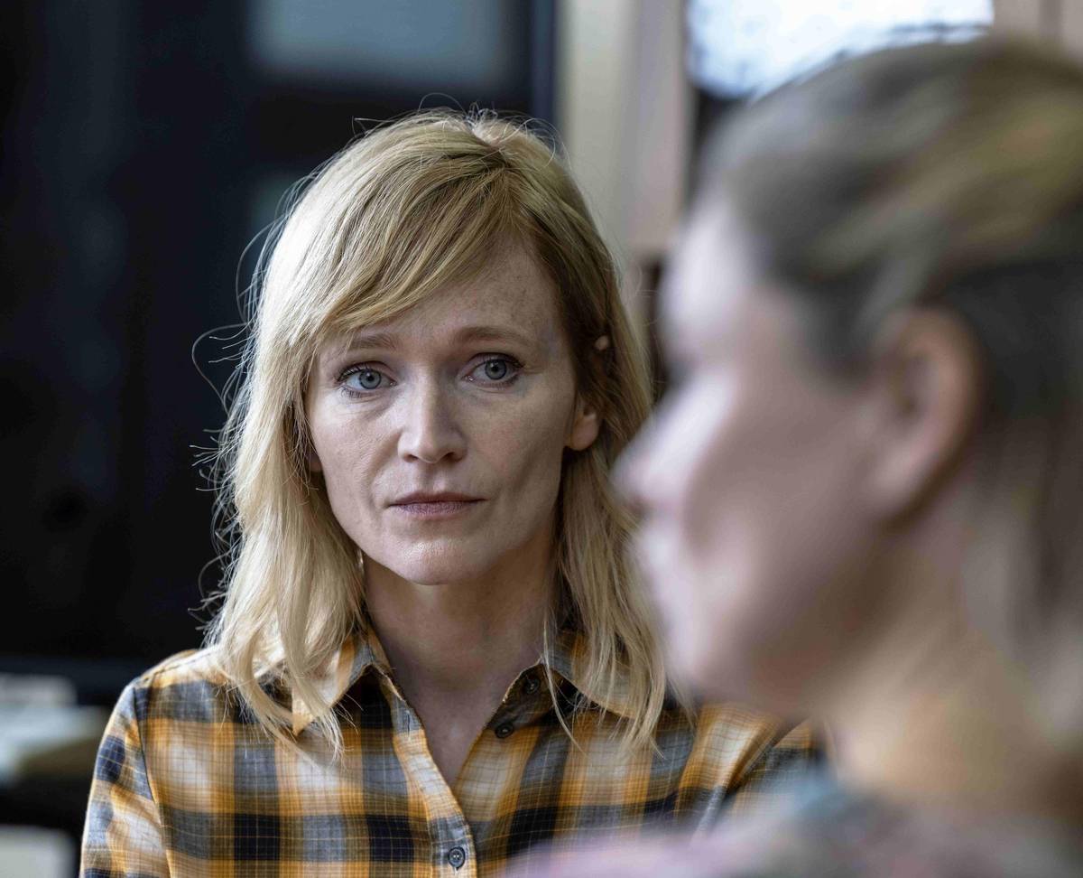 Na fotografii ze seriálu Ratolesti, který tuto neděli večer začíná vysílat Česká televize, je Anna Geislerová jako Hana Velková.