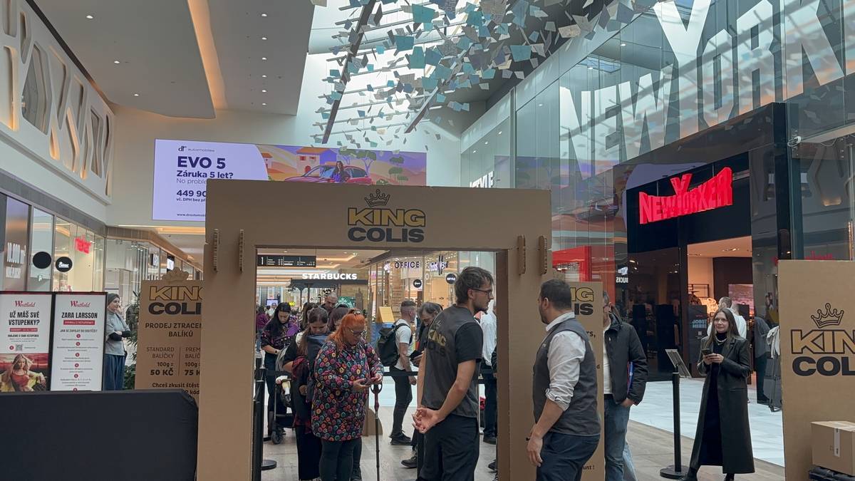 Na otevření obchodu čekali někteří zákazníci od rána.