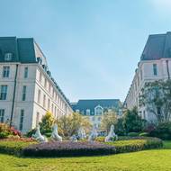 Kampus Huawei Tung-kuan - Paříž, kampus univerzity Cité Internationale Universitaire de Paris a zámek Versailles s Apollónovou fontánou