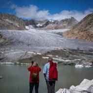 Na tisíc malých ledovců ve Švýcarsku podle nich již zcela zmizelo.

(Tutisté hledí na ledovec Rhône, 12. září 2025.)