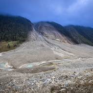 První obyvatelé by se měli do Blattenu vrátit už koncem roku 2028. Nová silnice a vodovod do obce jsou téměř hotové, píše agentura DPA. 
(Místo sesuvu ve vesnici Blatten, 1. října.)