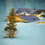 Švýcarsko se obává i dalších dopadů změn klimatu. Tamní ledovce se letos potýkají s obrovskou mírou tání, ztratily tři procenta svého objemu. Podle tiskových agentur glaciologické síťě GLAMOS se za posledních deset let ledovce v nejvyšším evropském pohoří zmenšily o čtvrtinu.