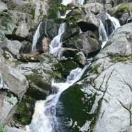 Jeden z kaskádovitých vodopádů. 