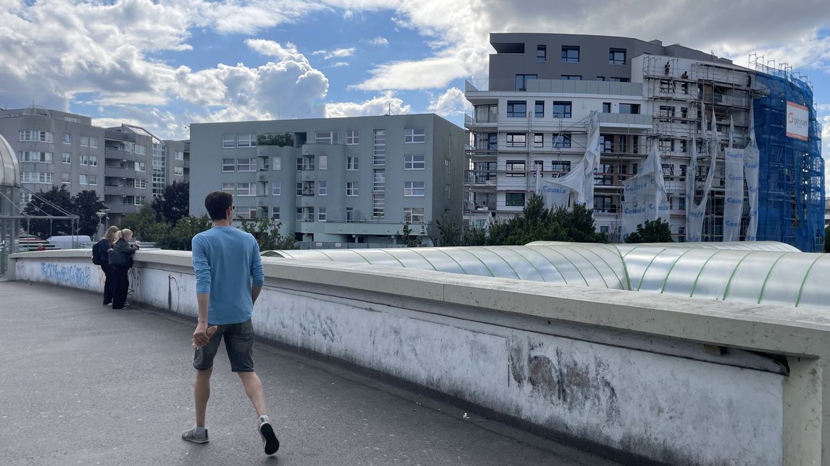 I Černý Most je už moc drahý. Místo, kde se hroutí sociální bydlení Prahy