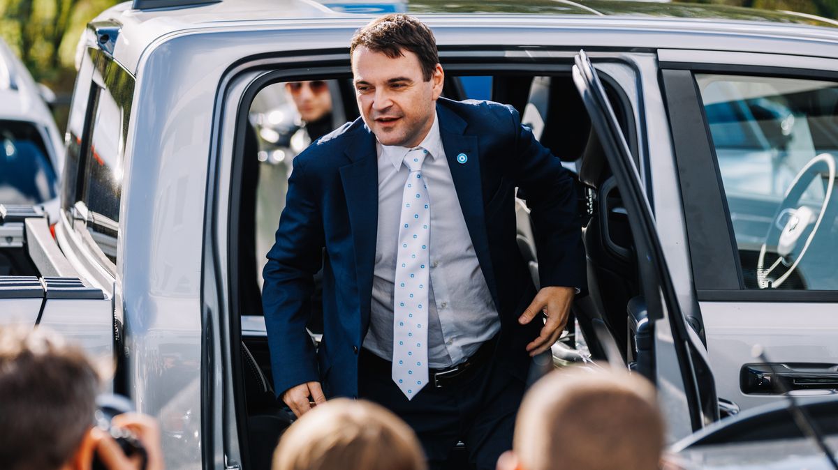 Vlevo dole: Kdo uhne? Motoristé Babiše vydírají imunitou, i on má ale páku