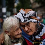 „Není jasné, jak se to zlepší. Postoj vlády je ‚počkejme a uvidíme‘, ale čas ubíhá a důchodci nemohou čekat.“ (Olga Beatriz Gonzalezová a Maria Rosa Ojeda se objímají během jednoho z týdenních protestů požadujících, 15. října.)