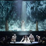 Seth Carico jako Finn a členové baletního souboru.