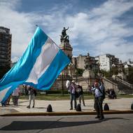 V lednu Mileiho vláda oznámila první rozpočtový přebytek Argentiny za 14 let. Má to však svou cenu. Dotace na energii a dopravu byly výrazně sníženy, zatímco kupní síla důchodců klesla od Mileiho nástupu k moci o 23 %, uvedl pro Reuters ekonom Enrique Dentice.
(Muž drží argentinskou vlajku během jedné z týdenních demonstrací požadujících vyšší důchody před budovou Národního kongresu v Buenos Aires, Argentina, 15. října.)