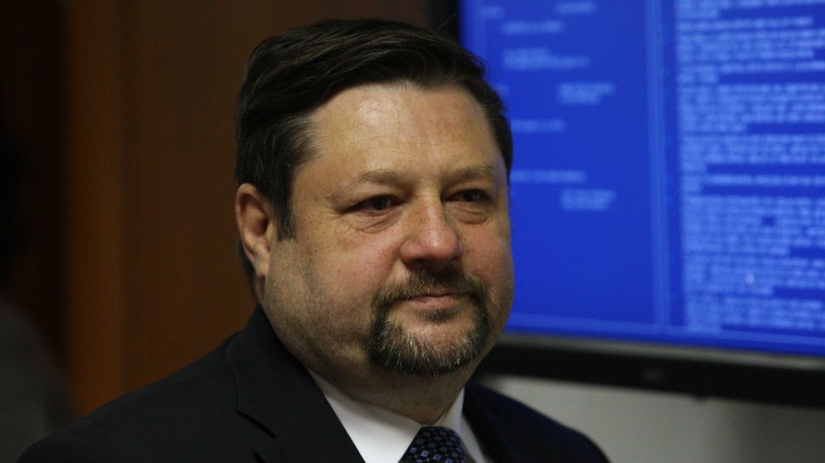 Uprchlý exposlanec Wolf se vrací z Paraguaye, do Prahy přiletí v pondělí