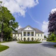 Zámek v Klecanech z 16. století prošel kompletní rekonstrukcí a dnes nabízí 5 000 m² obytné plochy, dvanáct ložnic, wellness i palmový dvůr pod skleněnou kopulí. Cena činí 354 milionů korun.