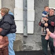 Prezident Volodymyr Zelenskyj útok ostře odsoudil. „Neexistuje žádné ospravedlnění pro dronový útok na mateřskou školu, a nikdy existovat nebude. Je zřejmé, že Rusko je čím dál drzější. Tyto útoky jsou plivnutím do tváře všem, kdo volají po mírovém řešení,“ uvedl na síti X.