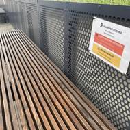 Po cestě uprchlíci zjistí, že kolem laviček mají jen projít a nesedat si. Lavičky jsou pro rezidenty.