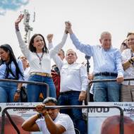 Machadová s Urrutiou na demonstrací proti oficiálním výsledkům prezidentských voleb.