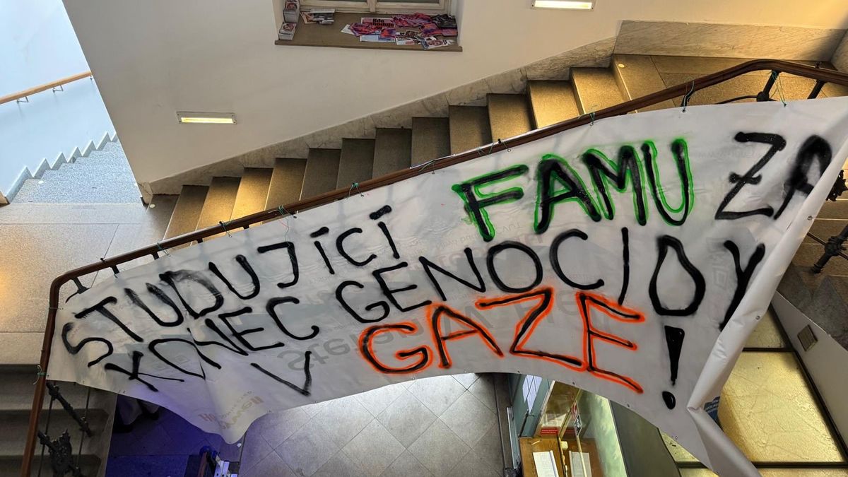 Spor na FAMU mezi studenty a učiteli. Nebezpečně lže, říká děkan o Hřebejkovi