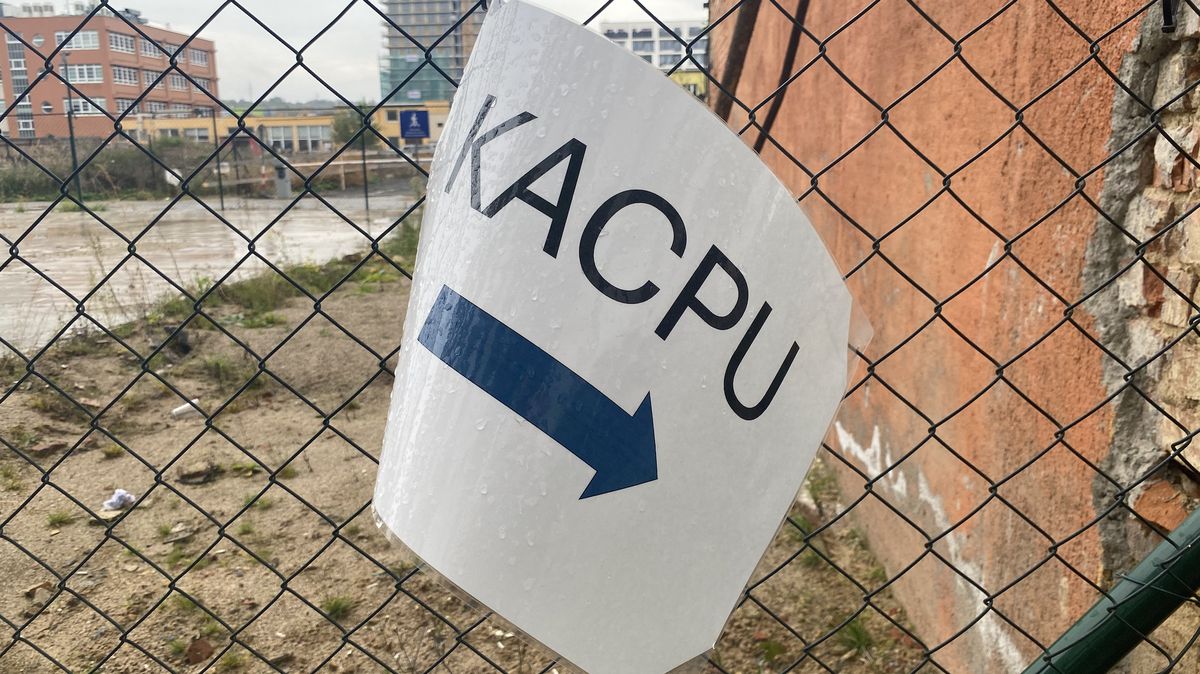 „Prosím jen projít.“ Ukrajinští žadatelé o ochranu musí bloudit staveništěm