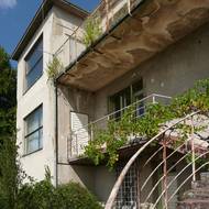 První patro obývali starší rodiče Wittalovi, to druhé dcera Valerie.