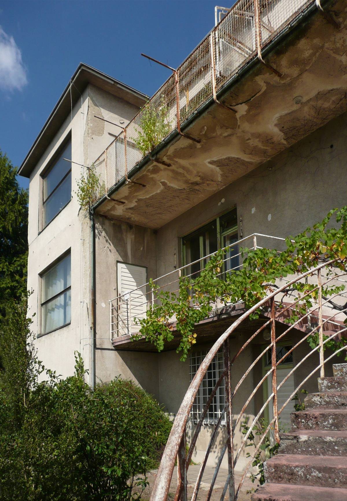 První patro obývali starší rodiče Wittalovi, to druhé dcera Valerie.