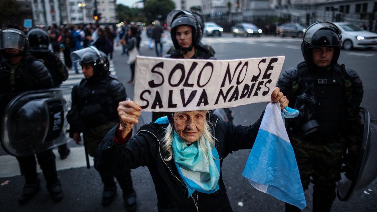 Fotky: Argentinští důchodci protestují tváří v tvář těžkooděncům
