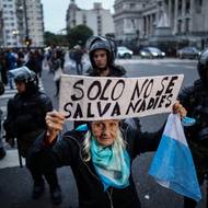 Každou středu si 89letá Olga Beatriz Gonzalezová dává jednoduchou snídani a vyzvedne darované pečivo a zeleninu pro svou vývařovnu, kterou provozuje ve svém domě na předměstí Buenos Aires. Pak začne vyrábět protestní transparenty na demonstraci, které se účastní každým týdnem v centru města.