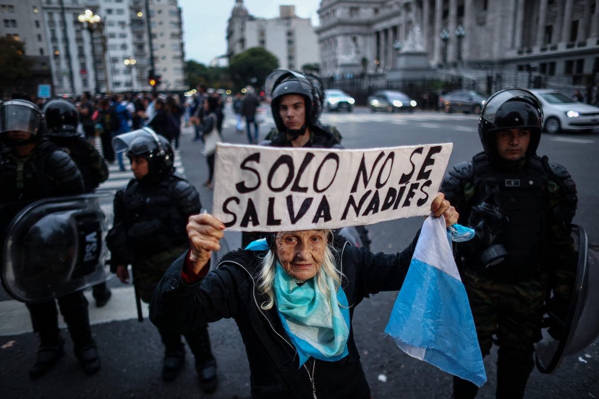 Každou středu si 89letá Olga Beatriz Gonzalezová dává jednoduchou snídani a vyzvedne darované pečivo a zeleninu pro svou vývařovnu, kterou provozuje ve svém domě na předměstí Buenos Aires. Pak začne vyrábět protestní transparenty na demonstraci, které se účastní každým týdnem v centru města.