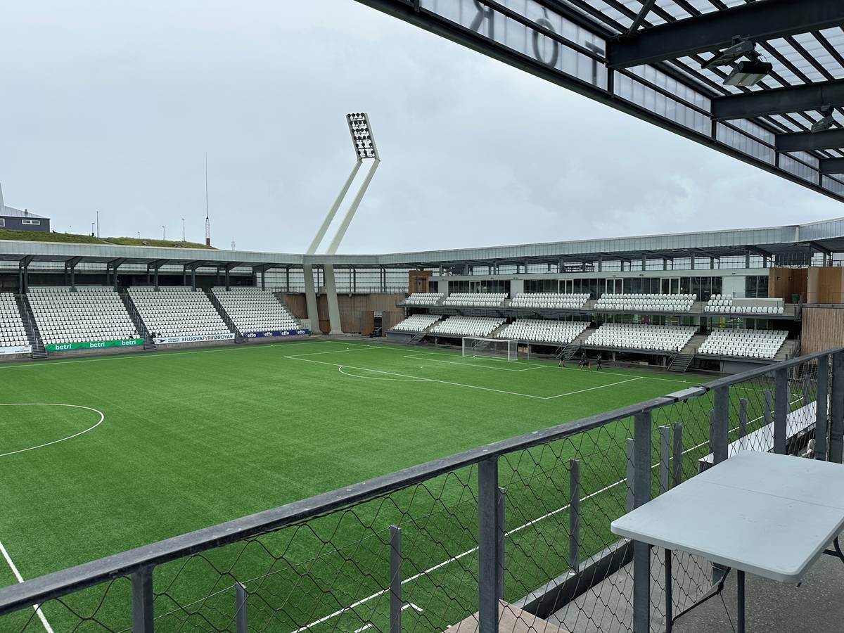 Pohled z hlavní tribuny stadionu Tórsvøllur v Tórshavnu. 