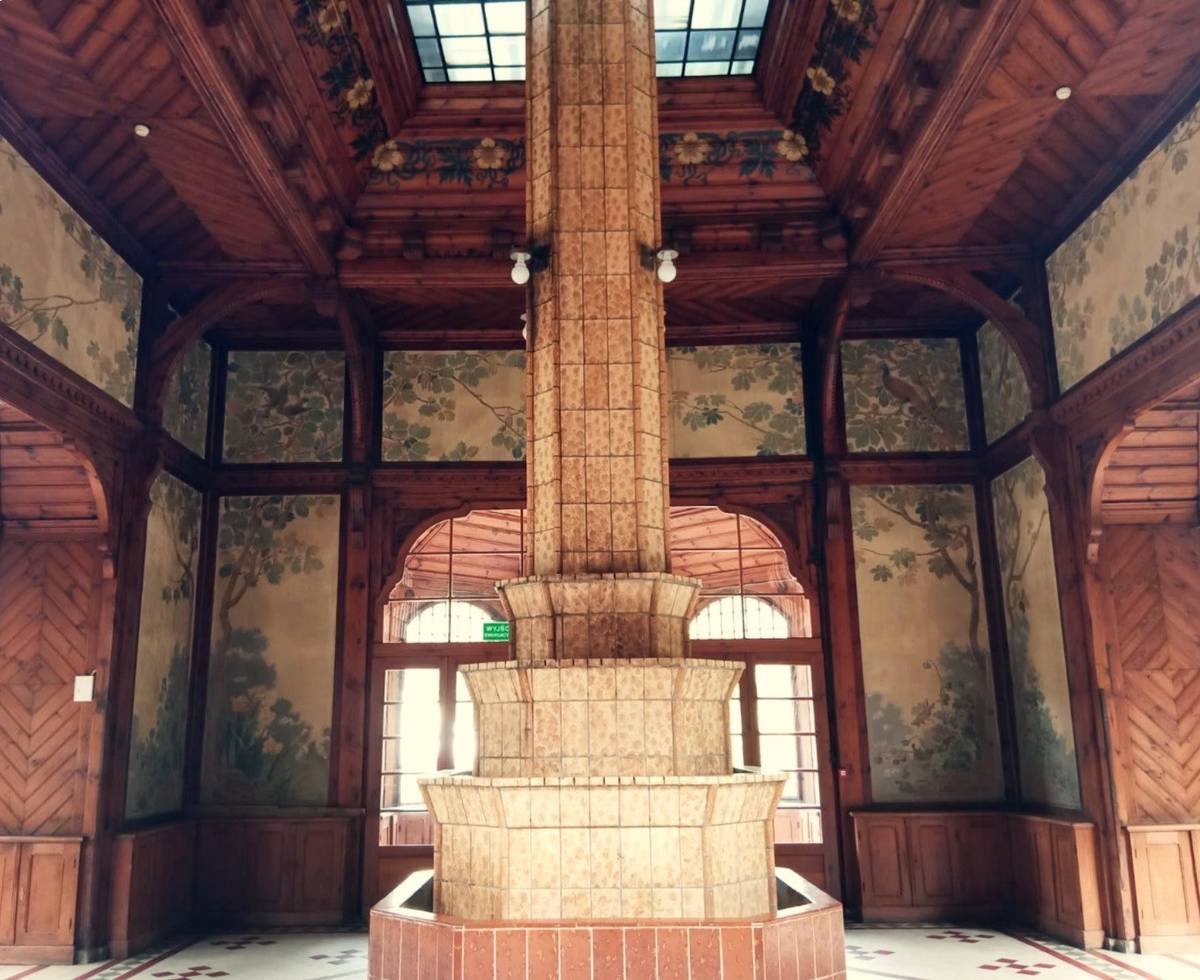 Dřevěná prosklená chodba v Lázeňském domě ve Świeradówě-Zdróji.