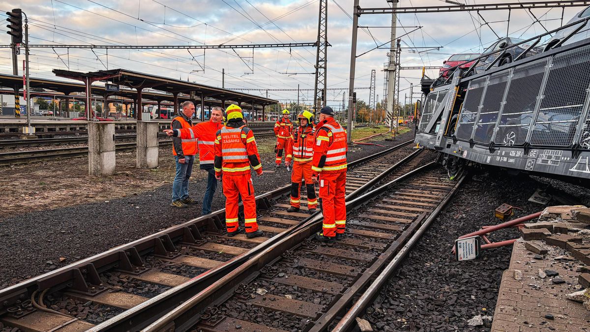 Hasiči pokračují v odstraňování vykolejeného nákladního vlaku v Kolíně