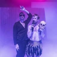 Na fotografii z inscenace Oidipus Utopia, která měla v Činoherním studiu města Ústí nad Labem premiéru minulý týden, jsou Jan Hušek a Mark Kristián Hochman.