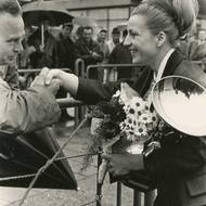 Dagmar Hochová: Gymnastka Věra Čáslavská, návrat z mistrovství Evropy v Amsterdamu, 1967.