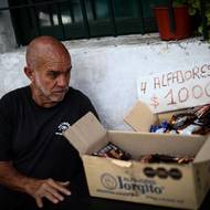 Před svým domem prodává tradiční argentinské sušenky alfajores, to mu vydělá dost na to, aby si v pondělí mohl koupit potraviny. „Nemám hlad, ale musím se obejít bez některých věcí,“ řekl Reuters.