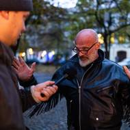 Podle Viktora Zapletala spolu lidé přestali komunikovat. „Ať se lidi vrátí k tomu, za co zvonili. Zvonili za lepší svět, za to, že bude nějaký posun vpřed,“ říká.