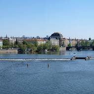 Pohled z Karlova mostu proti proudu.