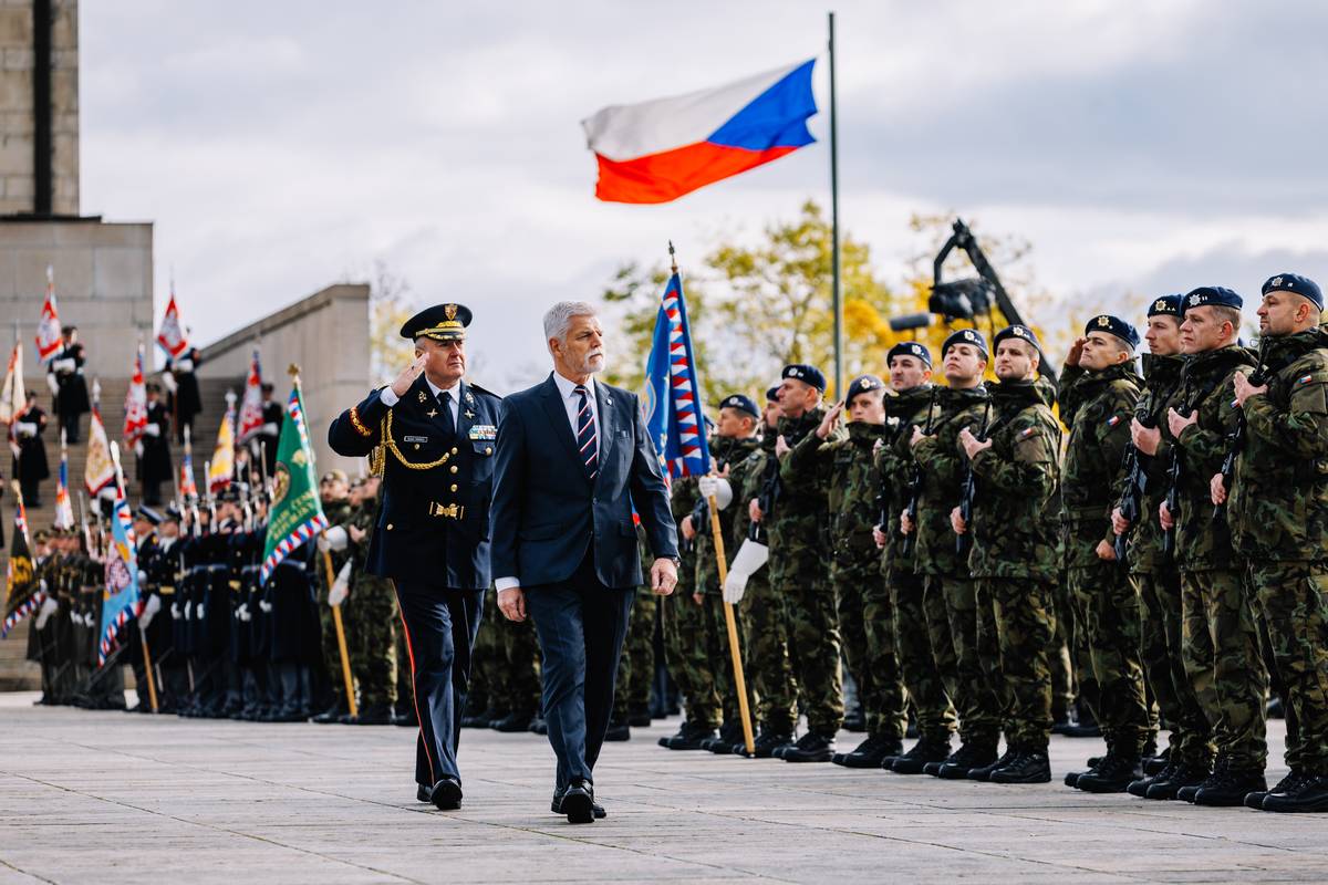 Prezident Petr Pavel a čestná jednotka armády u památníku na Vítkově.