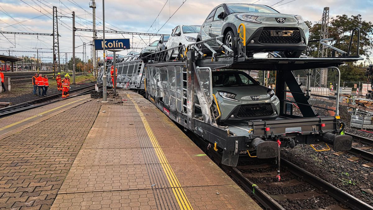 V Kolíně vykolejil nákladní vlak s auty, provoz na Kutnou Horu stojí
