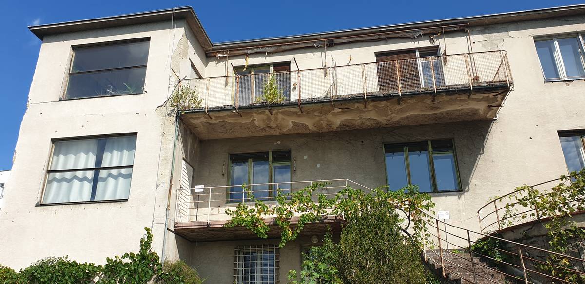 Balkony budou potřebovat důkladnou opravu.