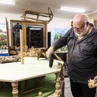 Vladimír Glaser přivrtává jednu z postav. „Za ty roky jsem se naučil, že je důležité, aby byl betlém co nejvíce demontovatelný. Pomáhá to při převozu a když se něco rozbije, je snadnější oprava,“ prozrazuje svoje know-how.