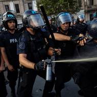 Před neoklasicistní budovou Národního kongresu v centru Buenos Aires se každou středu protestující – penzisté a jejich příznivci – staví proti řadám policistů v ochranných přilbách, mávají modrobílými argentinskými vlajkami a transparenty s nápisy „Nikdo se nezachrání sám“ nebo „Dalším starým člověkem budeš ty“.