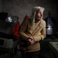 Byť je v penzi, neodpočívá. Stejně jako mnoho dalších starších Argentinců se snaží vyjít s penězi. Pomáhá ostatním, kteří se potýkají s obtížemi a usiluje o zlepšení života. (Olga Beatriz Gonzalezová ve své kuchyni, kde připravuje jídlo pro lidi v nouzi, v Buenos Aires v Argentině, 1. května 2025.)