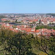 Pohled z Petřínských sadů.