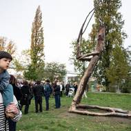 Odlitek vznikl ve spolupráci se slovenským sochařem a slévačem Lacem Sabem.