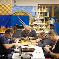 Každý týden se schází v trochu jiném složení. Kdo má čas, dorazí a přiloží ruku k dílu.