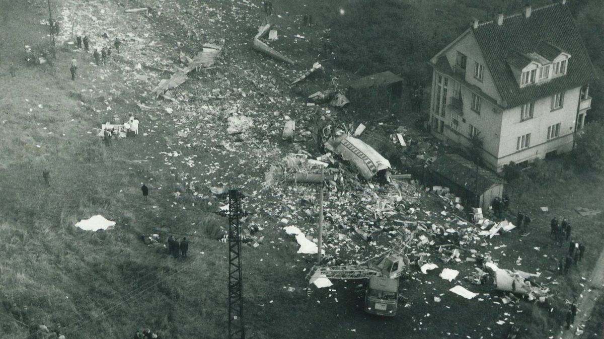 Mlha, skučení motorů, rána. Největší letecká katastrofa v historii Česka