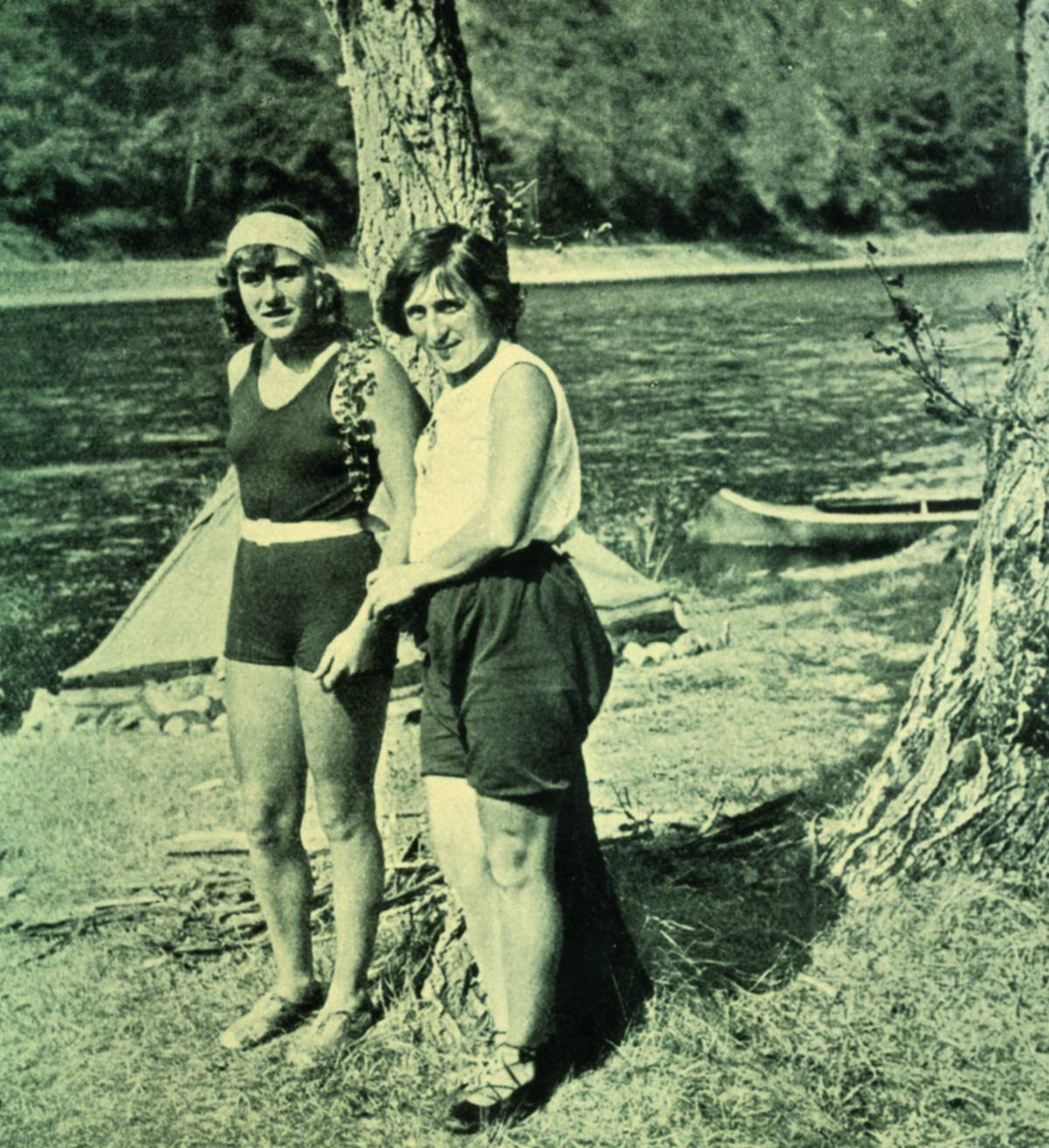 S dcerou táboří na Sejckém ostrově v roce 1930