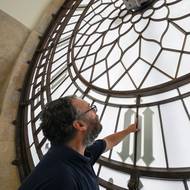 Hodiny, které pocházejí z roku 1859, jsou nyní kalibrovány pomocí GPS prostřednictvím Národní fyzikální laboratoře. (Další hodinář Huw Smith v Big Benu, 22. října.)