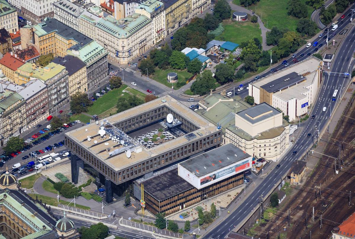 Letecký pohled na komplex. Přístavba ze zadní strany (na snímku dole) byla určena zázemí sousedního divadla, dnešní Státní opery. Od roku 2000 je komplex na seznamu kulturních památek.