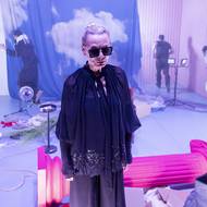 V popředí je Radka Fidlerová, vzadu Mark Kristián Hochman, Jan Hušek, Ondřej Jiráček, Jindřich Čížek a Marie Machová.