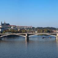 Pohled z Palackého mostu po proudu.
