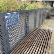 Další cedulky informují obšírnější, že jde o soukromý majetek.