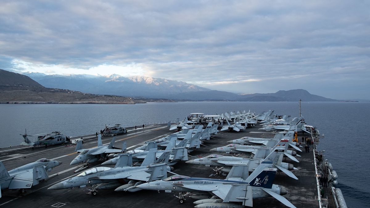 Největší letadlová loď světa se z Karibiku přesouvá na Blízký východ